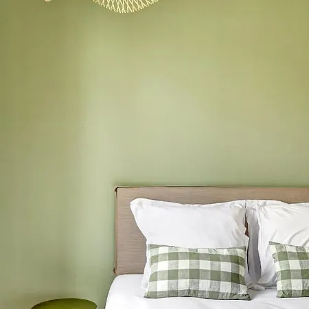 524 Sandra - Charming 18eme Apartment Paris