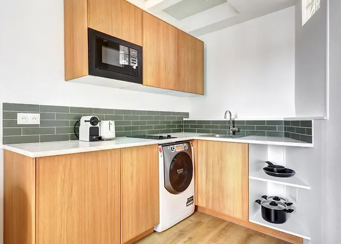 524 Sandra - Charming 18eme Paris